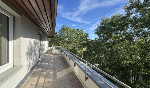 Renovierte 4-ZKB mit Terrasse und Balkon ins Grüne, EBK, 2 Stellplätze – bezugsfrei, provisionsfrei