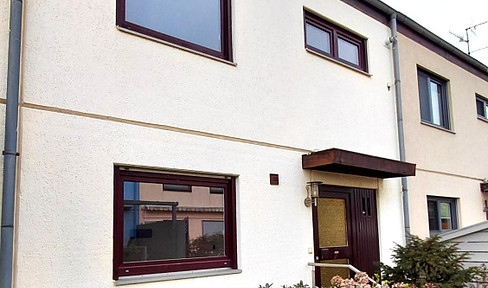Solid semi-detached house in a row, with a garage, located in Oestrich-Winkel.