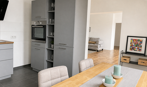 Attractive 2-room apartment with balcony and modern fitted kitchen.