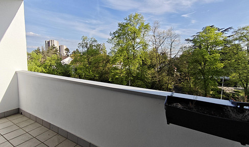 Frisch renoviert: Helle 3 ZKB mit sonnigem Balkon