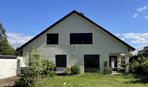 Schönes Architektenhaus mit traumhaftem Waldgrundstück in Lübeck