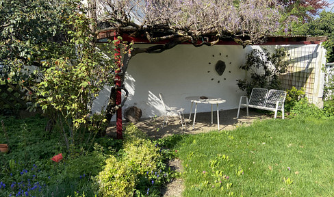 Family happiness with a garden paradise – spacious terraced house with great potential.
