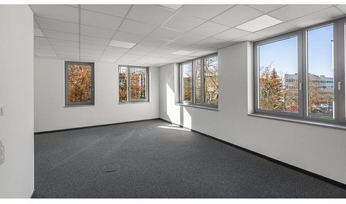 Bright office space, 32.63 m², near Adlershof S-Bahn station – flexibly divisible, available from September 1st, 2026.