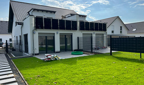 New construction: Semi-detached house with a separate apartment and kitchens in Neuberg.