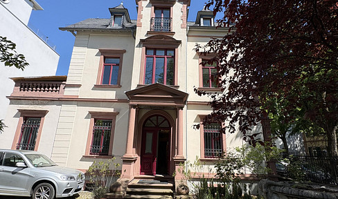 Room for rent in a newly renovated villa with top-quality amenities.