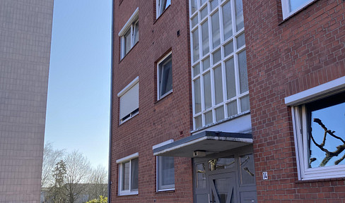 Attractive 4-room apartment with a south-facing balcony, underground parking, and a wellness area, located in a quiet, dead-end street.