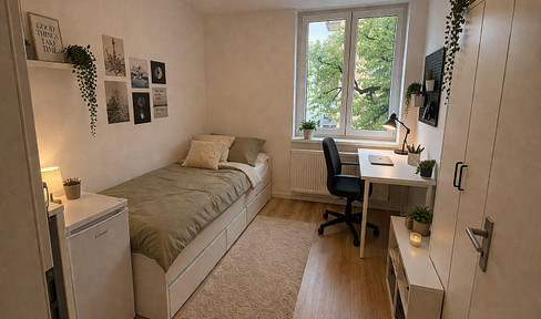 Room in a shared apartment, centrally located - with a private refrigerator.