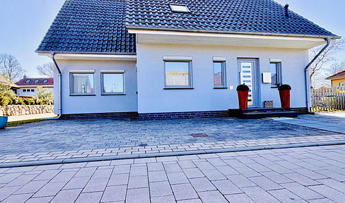 Modern single-family house, close to the beach, and with no commission fees.