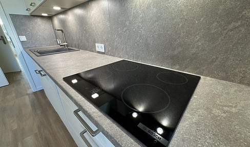 Brand new 3-room apartment with balcony, fitted kitchen. High-quality renovated to the core, completion scheduled for summer 2025.