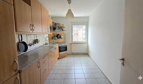 Clinic District: Apartment with over 100 square meters and a balcony, located in an energy-efficiently renovated building.