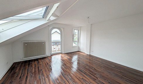 Bright 3-room apartment | approximately 78 m² | recently renovated | new fitted kitchen | parking space available (optional).