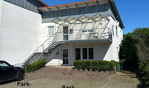 Vielfältig nutzbare Büro- bzw. Praxisräume mit Terrasse und 2 Stellplätzen