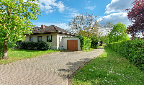 Ideal for horse keeping: Single-family house, building plot, stable, and pasture / Smallholding.