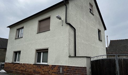 Zweifamilienwohnhaus mit Nebengebäuden in Ruhland