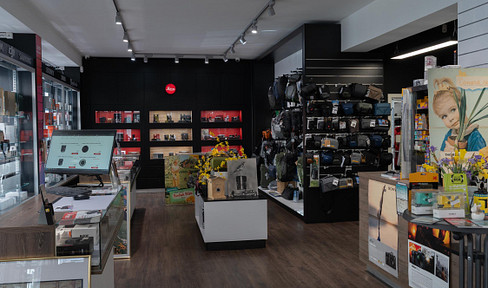 Ground floor retail space, 158 m², with large display windows near the main train station, commission-free (directly from the owner), available immediately.