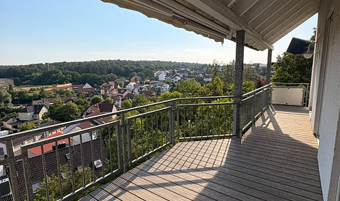 Living like you're in a house: 4-room maisonette apartment with a valley view, balcony, and carport.