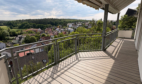 4-room maisonette apartment, 133 m², with balcony, fitted kitchen, carport, and parking space in Würzburg-Oberdürrbach.