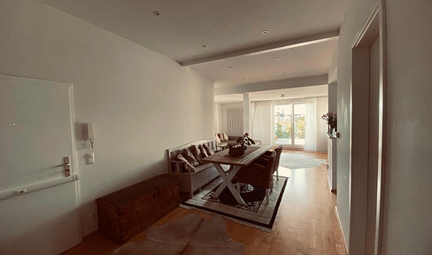 Loggia apartment overlooking Eimsbüttel: A light-filled residence with spectacular panoramic views.