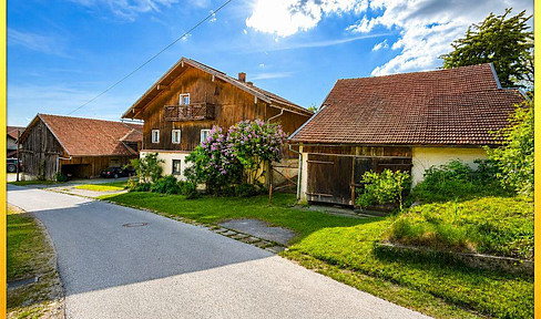 Dreiseithof mit 1325m² Grundstück + Backhaus + Scheunen + PV