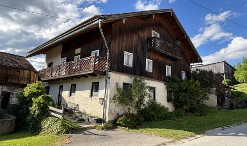 Dreiseithof mit 1325m² Grundstück + Backhaus + Scheunen + PV