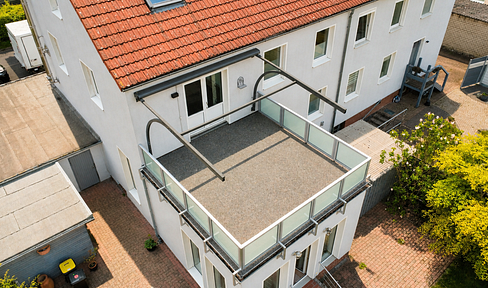 Spacious 3.5-room apartment with a rooftop terrace, fireplace, and fitted kitchen, located in a central area.