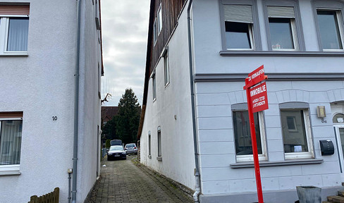 Semi-detached house with a double garage and 2 carports, located in a central area of Steinheim.