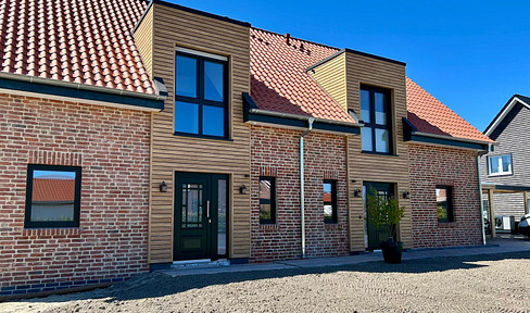 Neubau. Energieeffiziente Doppelhaushälfte im klassischen Landhausstil