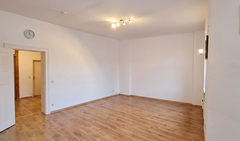 Bright 2-room apartment with fitted kitchen.