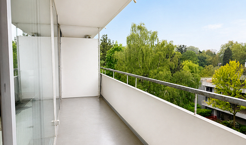Arrive. Relax. Feel at home. 3-room apartment with balcony. Located at Nussbaumallee 4.