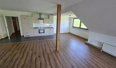 Hochwertige 3 Zimmer Wohnung mit großer Dachterasse inkl. EBK + Stellplatz - ab sofort verfügbar