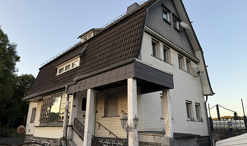 Viel Haus für’s Geld – Großzügiges Wohnhaus mit Garage, Brunnen & Potenzial