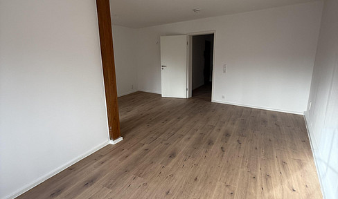 Renovated 2.5-room apartment in Kahla (located on the market square).