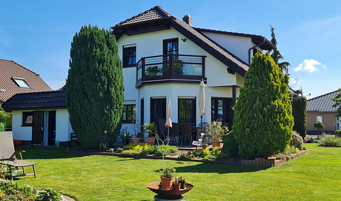 Well-maintained single-family home with a southwest-facing terrace and unobstructed natural views.