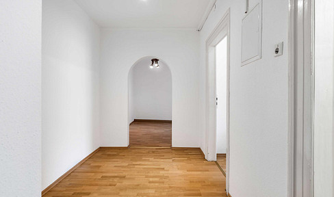 Central 2-room apartment with balcony.