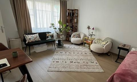 PRIME LOCATION! Beautiful, bright one-bedroom apartment.