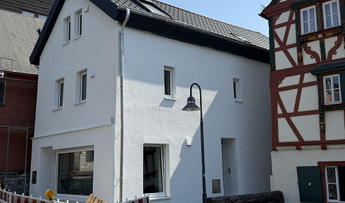 Charming property: "House within a House" - 4 rooms, 2 bathrooms, kitchen, and guest toilet.
