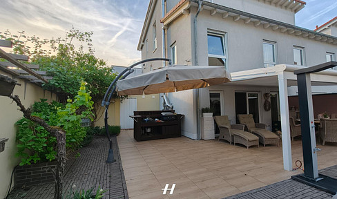 Von Privat : Doppelhaushälfte mit Sonnigem Garten