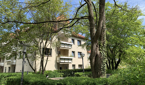 Furnished 3-room apartment with a balcony and underground parking space in Munich-Moosach (no commission).