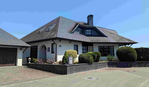 Exceptional detached house in a dreamlike location on the edge of a field.