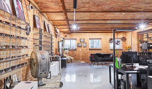 LOFT: Office space, studio, dance studio, yoga studio, event venue, commercial unit. Located in Gräfekiez, 200 square meters, ground floor + basement.