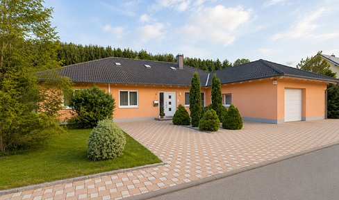 Live and enjoy – spacious bungalow with a pool, jacuzzi, and a dreamlike location bordering a forest.