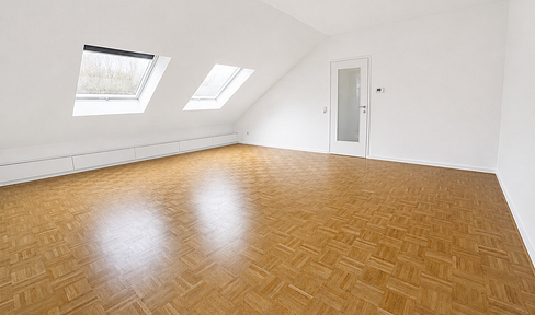 helle, geräumige & frisch renovierte 2 Zimmer Dachgeschosswohnung