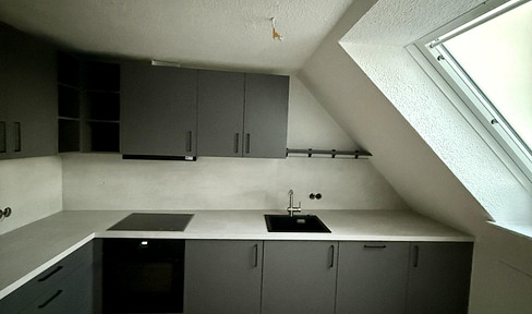 Helle 5-Zi.-DG-Wohnung | Balkon | EBK | vollst. renoviert | 85 m² | provisionsfrei
