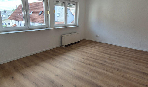 Frisch renovierte 5-Zi.-Wohnung | Neues Bad | Balkon | EBK | Spitzboden | 85 m² | provisionsfrei