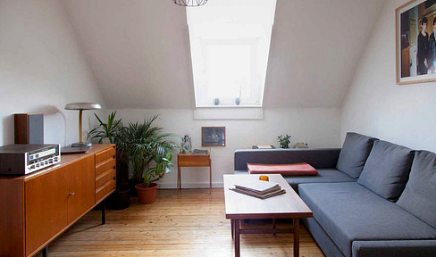 OLD BUILDING CHARM! Simple and affordable living above the rooftops of Offenbach!