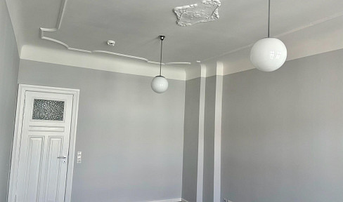 Two-room apartment in a historic building in the Bötzowviertel district, available immediately – with a view all the way to the TV tower.