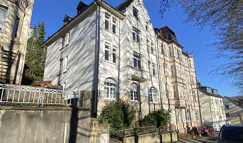 Frisch renovierte 4,5 Zimmer Wohnung in zentraler Lage