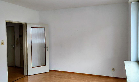 Beautiful, bright 2-room apartment with balcony and fitted kitchen available for rent immediately, from a private owner.