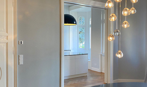 Directly from the owner – Exclusive "house within a house" in Westend-South, featuring a garden, fireplace, parking space, and more.