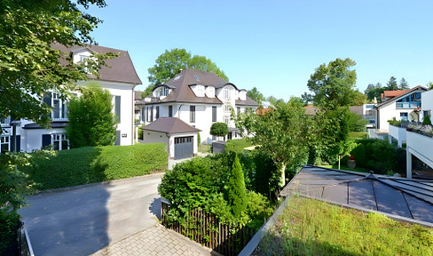 Bright 4-room apartment with balcony and fitted kitchen in Munich-Solln.